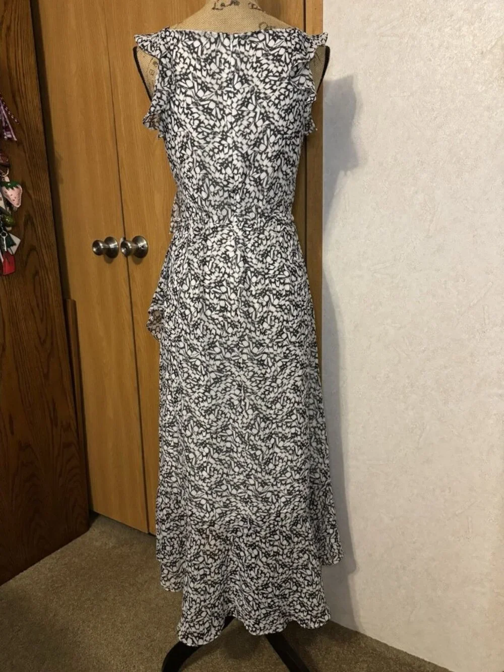 WHBM Women Black White Floral Faux Wrap Dress Ruffles SMALL Dainty Romantic READ - Picture 3 of 13